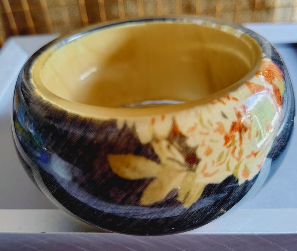 BEAUTIFUL VINTAGE LUCITE BANGLE - FLORAL THEME - CHUNKY
